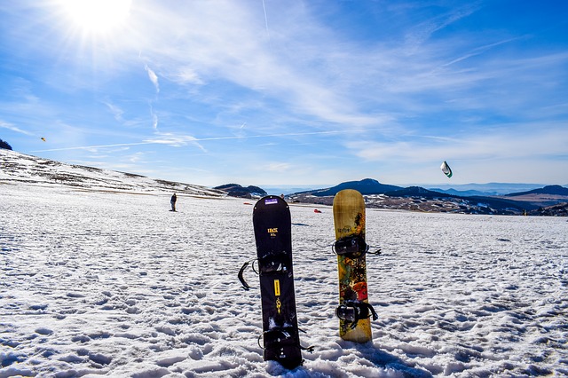 snowboardy ve sněhu