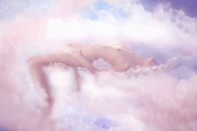 Nahá žena leží na fialových oblakoch.jpg